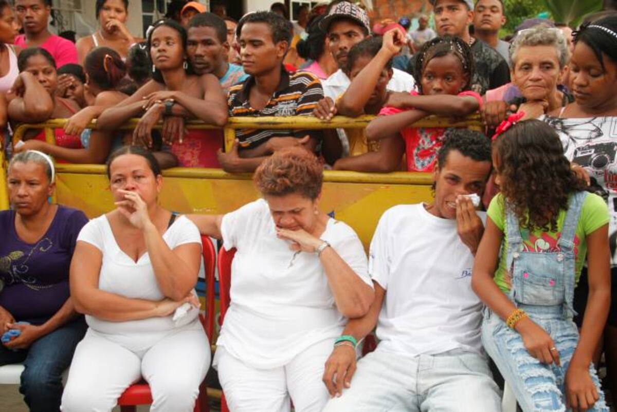 Los desconsolados familiares lloraron mientras otros bailaban borrachos con las champetas del artista.