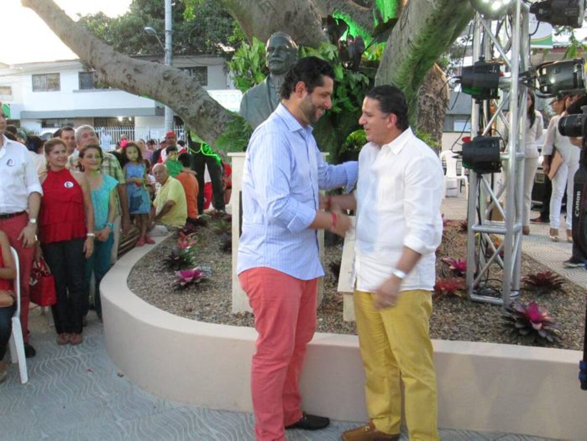 Tras descubrir juntos el busto de Lácides Segovia, el alcalde Dionisio Vélez le agradeció al gobernador Juan Carlos Gossaín, su atención para con la ciudad a través de obras como ésta de la recuperación del parque. PEDRO TORRES, EL UNIVERSAL
