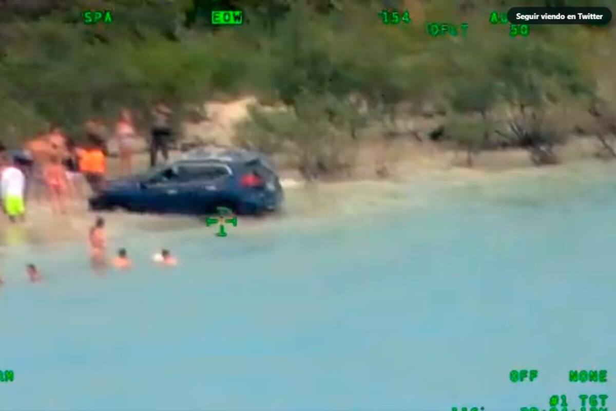 Video: mujer casi arrolla a bañistas en una playa; su auto terminó en el mar