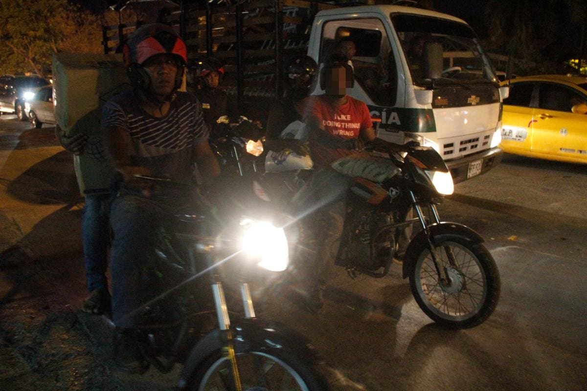 ¿Quiénes pueden salir de madrugada en sus motos? Estas son las 11 excepciones