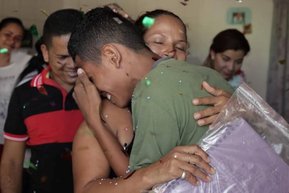 Esteven Silva Mestre abraza a su madre emocionado al conocer que es ganador de Becas Boomerang. Cortesía