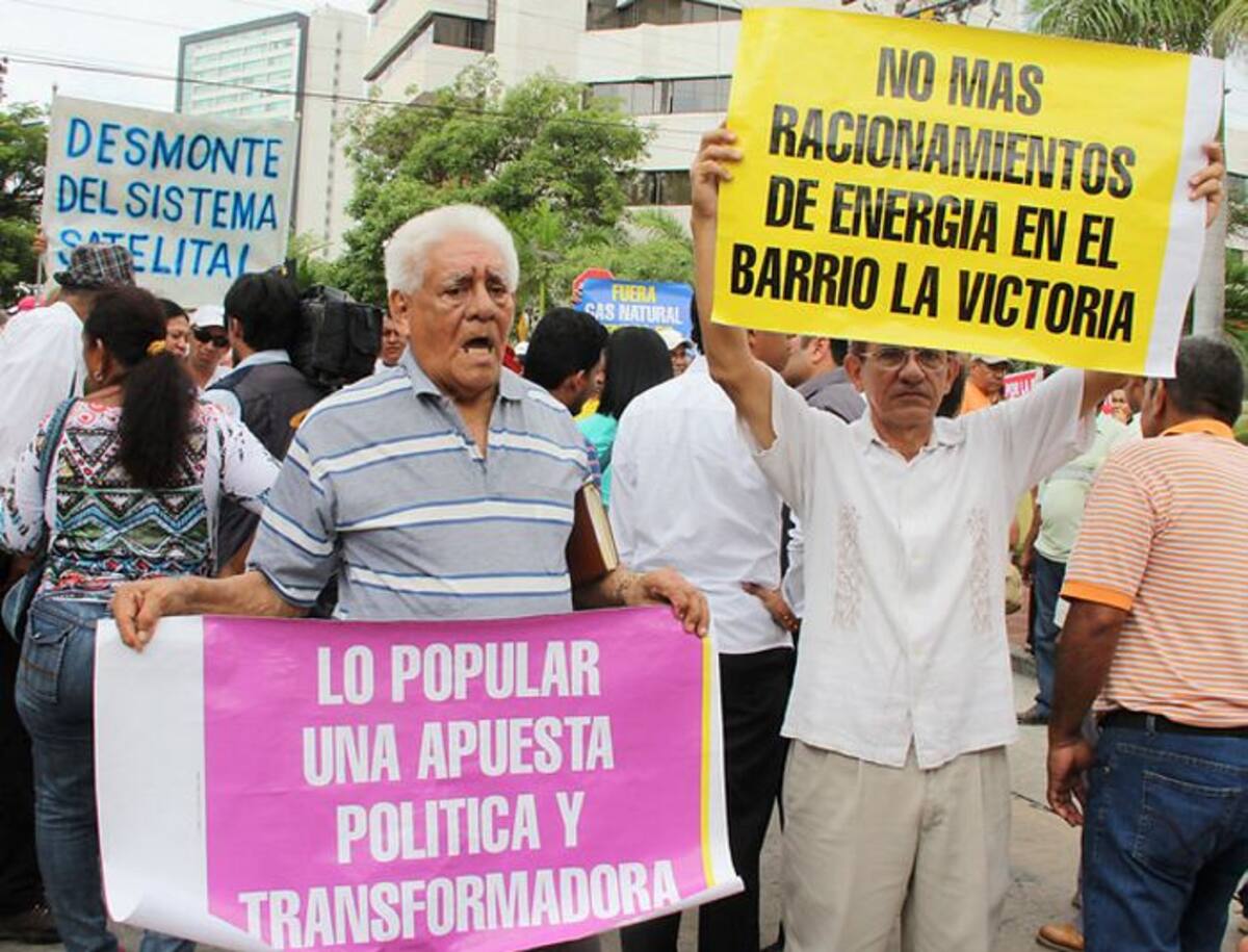 Usuarios realizaron plantón en oficinas de Electricaribe, bloquearon la entrada principal de la empresa demandando bajas en las tarifas y mejoras en el servicio. COLPRENSA