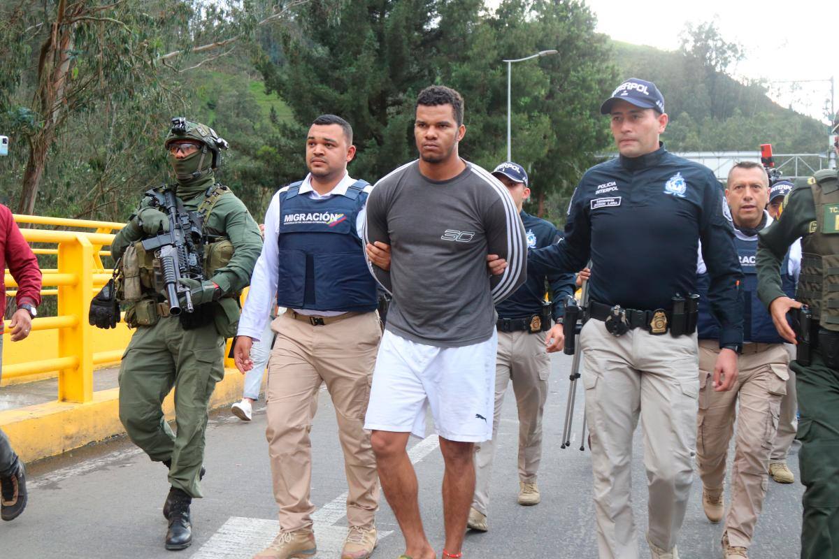 Colombia recibe al jefe del frente ‘Oliver Sinisterra’, deportado de Ecuador