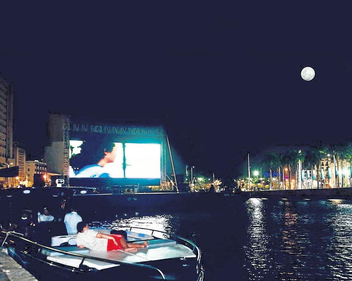 Gracias a una alianza con la Armada Nacional, la Bahía de las Ánimas tiene fondeado un bongo con una pantalla de cine durante las lunas llenas hasta el mes de octubre.