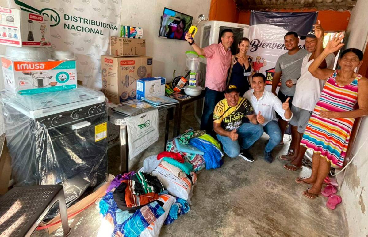 Las ayudas materiales siguen llegando. Aquí con la nevera nueva, estufa y demás electrodomésticos donados. //Foto: Cortesía