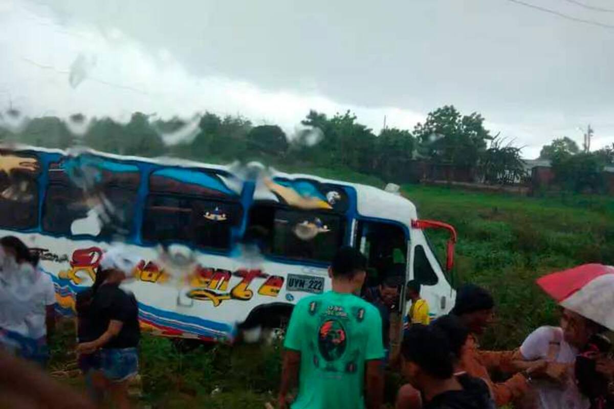 Por esquivar una moto, bus de Arenal, lleno de pasajeros, tuvo accidente