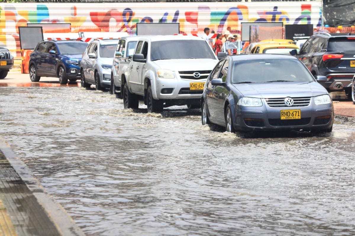 ¿Conduciendo bajo lluvia? Siga estas 10 recomendaciones