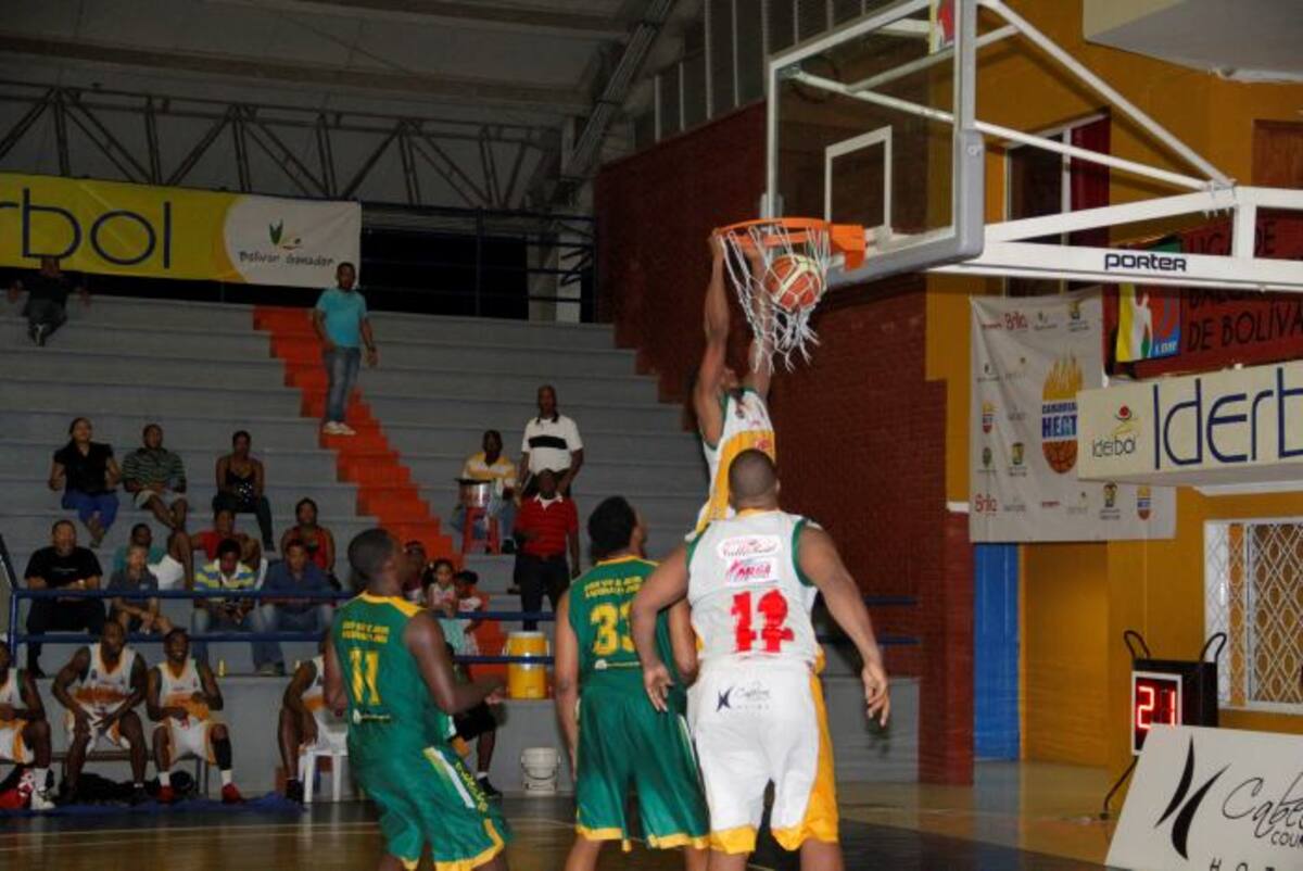 Espectacular clavada de Edward Steel de Caribean Heat anohe ante Cimarrones. ÓSCAR DÍAZ ACOSTA-EL UNIVERSAL