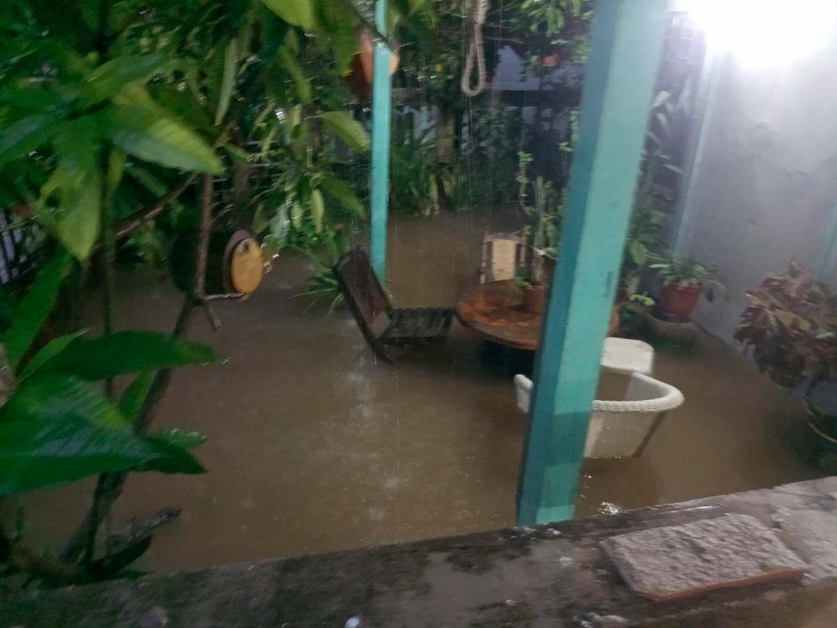 Fuertes lluvias inundan las calles y viviendas de Punta Canoa. //Cortesía