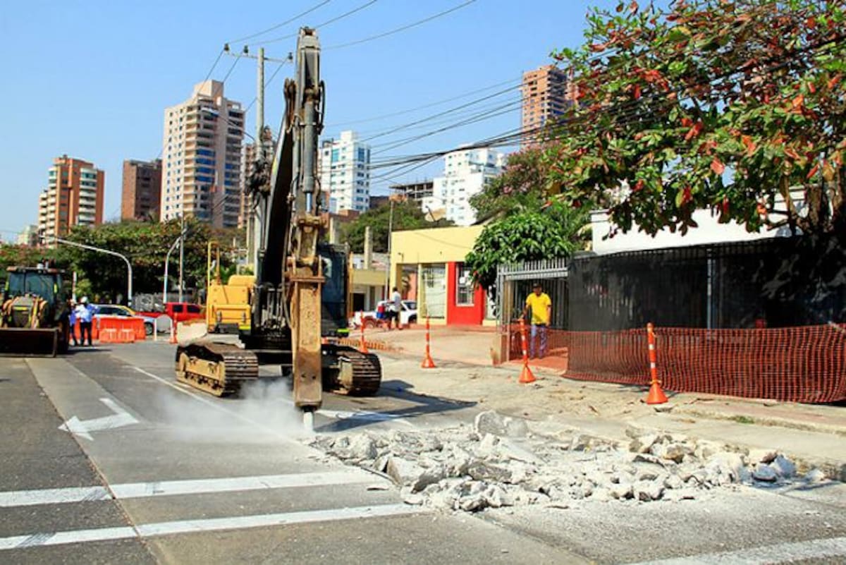 Con la demolición de las primeras placas de pavimento, en la intersección de la calle 79 con carrera 60, comenzaron este lunes las obras de ampliación y canalización en la calle 79 entre las carreras 52 y 60. JUAN MANUEL CANTILLO - EL UNIVERSAL