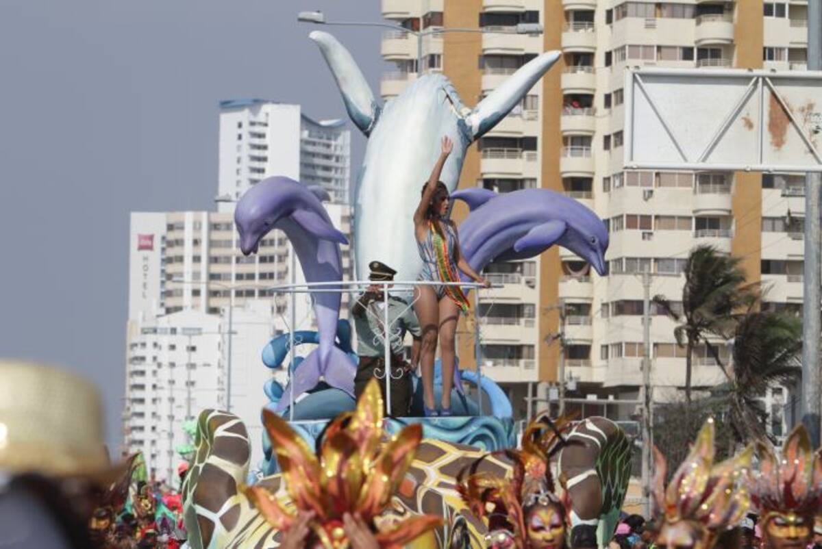 La bella Maria Camila Sining abrió el desfile Luis Aparicio