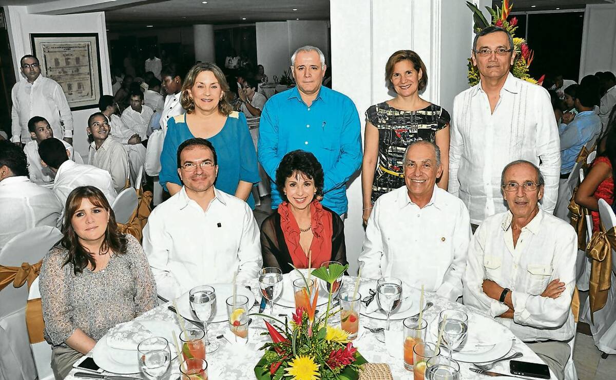 De pie: María del Rosario Gutiérrez de Piñeres, Juan Carlos Robledo, Luz Helena García y Alfonso Salas; sentados: María Andrea de Prieto, Luis David Prieto, Gloria de Spicker, Germán Spicker y Javier Sanín.