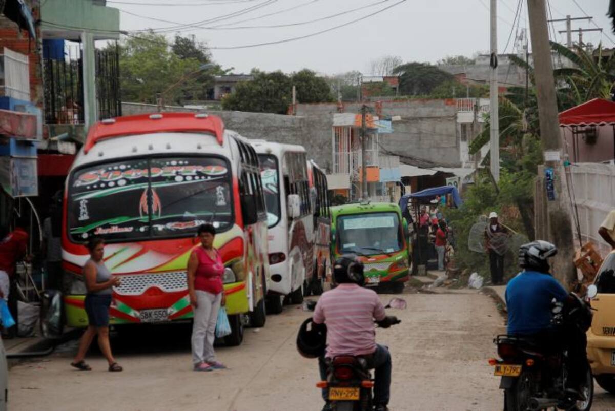 Turno de buses en el barrio el Nazareno, despacho de buses arbitrario que han montado los conductores de la ruta Socorro-Jardines Luis Prado
