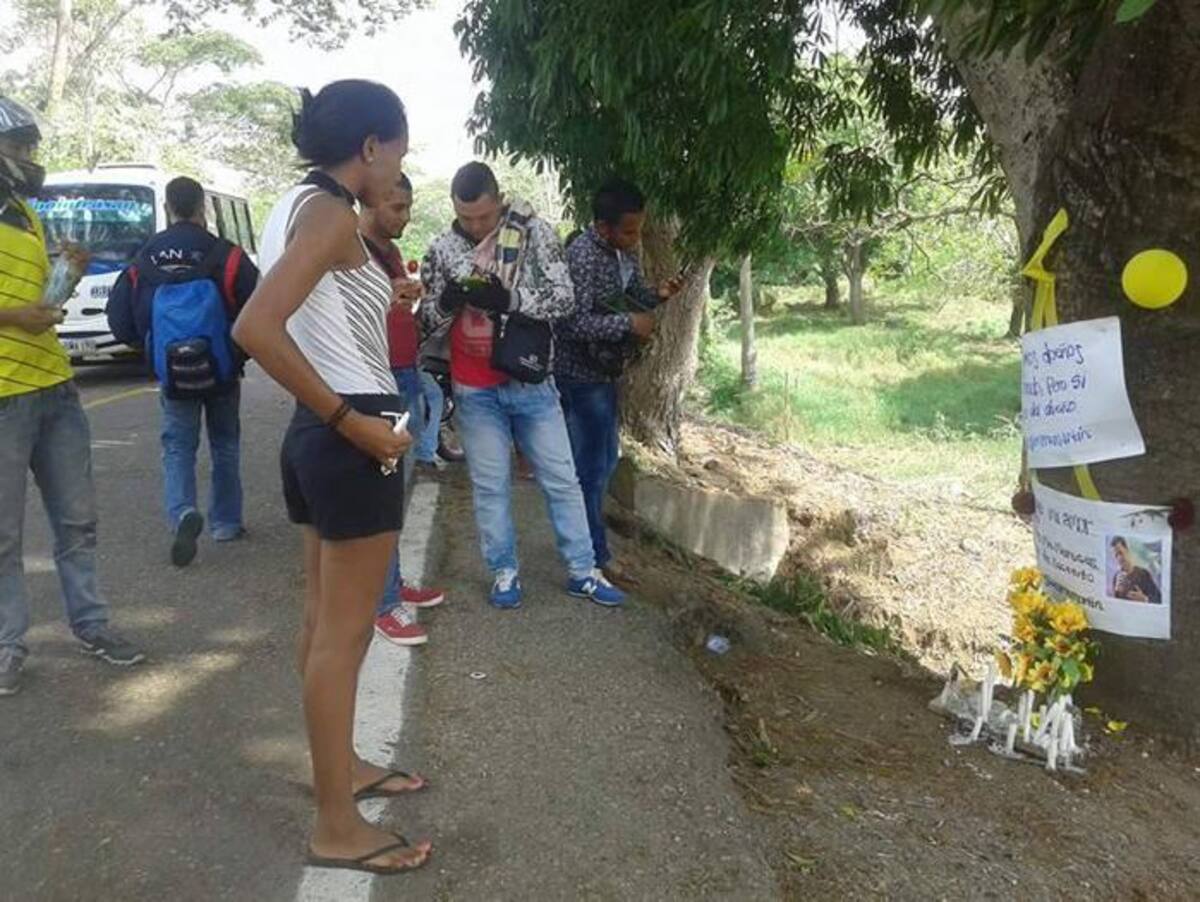 Decenas de personas se acercan al lugar del accidente. Yessica Rivera