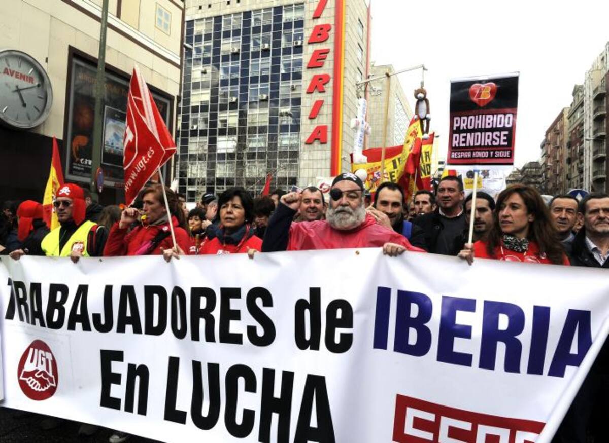 Los principales sindicatos de Iberia convocaron tres series de cinco días de huelga, del 18 al 22 de febrero, del 4 al 8 de marzo y del 18 al 22 de marzo, para protestar contra la supresión de 3.800 puestos, de un total de 20.000, anunciada por IAG AFP DOMINIQUE FAGET