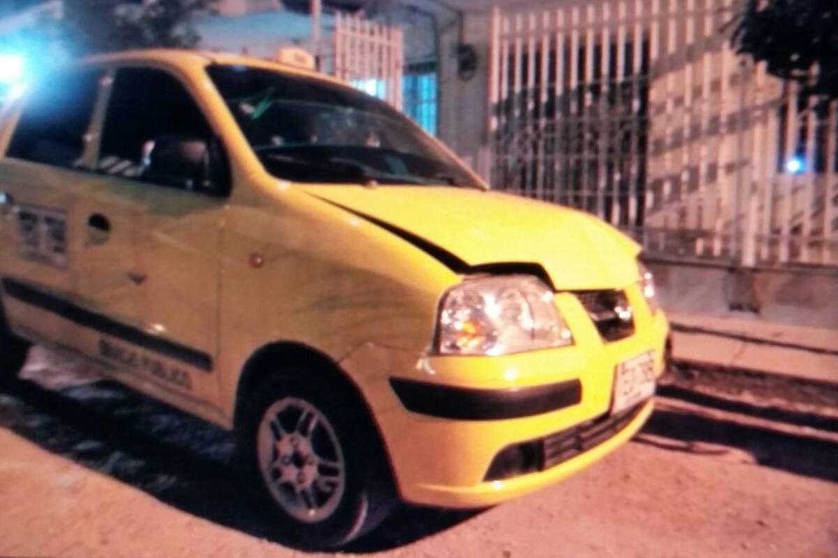 Así quedó el taxi después de arrollar a los atracadores. Nayib Gaviria - El Universal