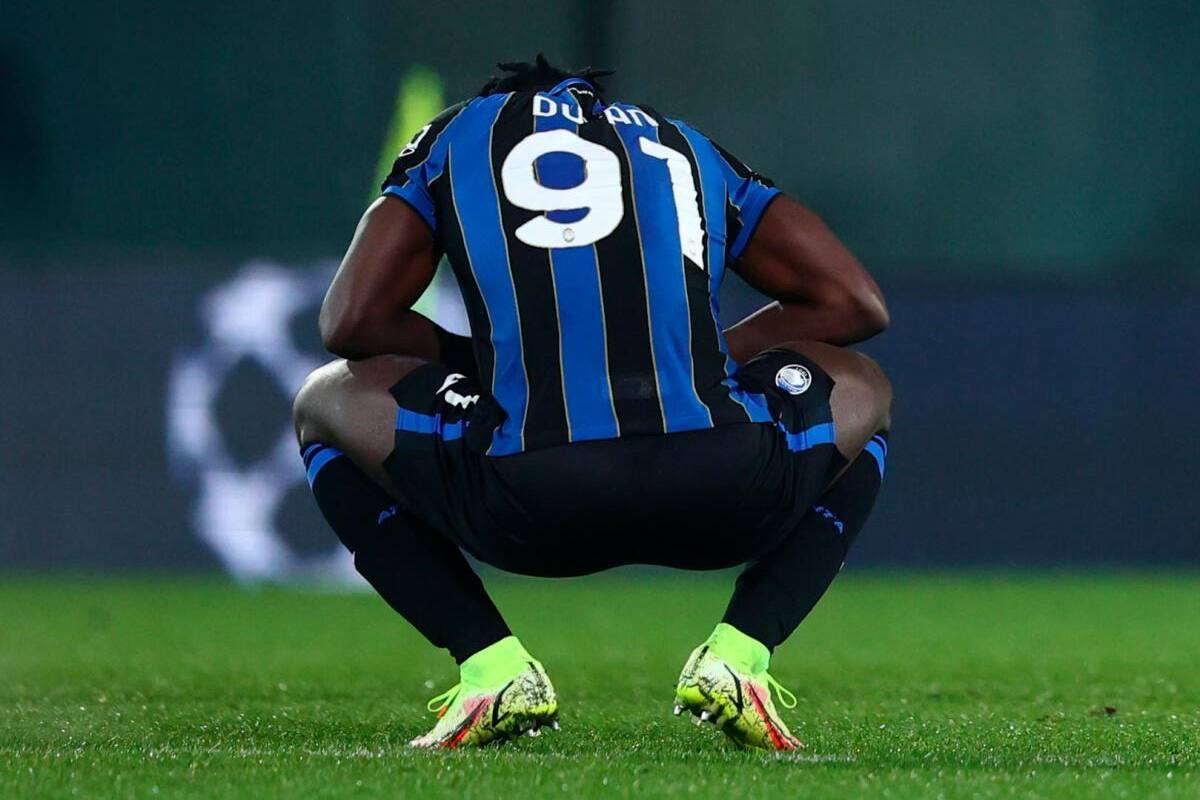 Duván Zapata se retira del juego Atalanta-Cagliari por recaída de su lesión