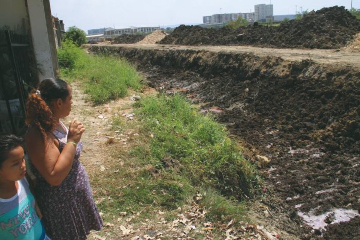 El canal de donde dicen los residentes que salen las culebras está pegado al barrio y las viviendas de las principales calles son las más afectadas.