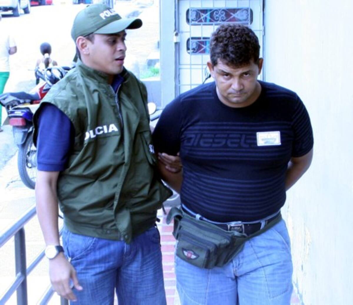 Alexander José Caicedo López, alias “El Barranquilla”, cuando era trasladado a la Unidad de Reacción Inmediata (URI) de Sincelejo. Alexander José Caicedo López, alias “El Barranquilla”, cuando era trasladado a la Unidad de Reacción Inmediata (URI) de Sincelejo.