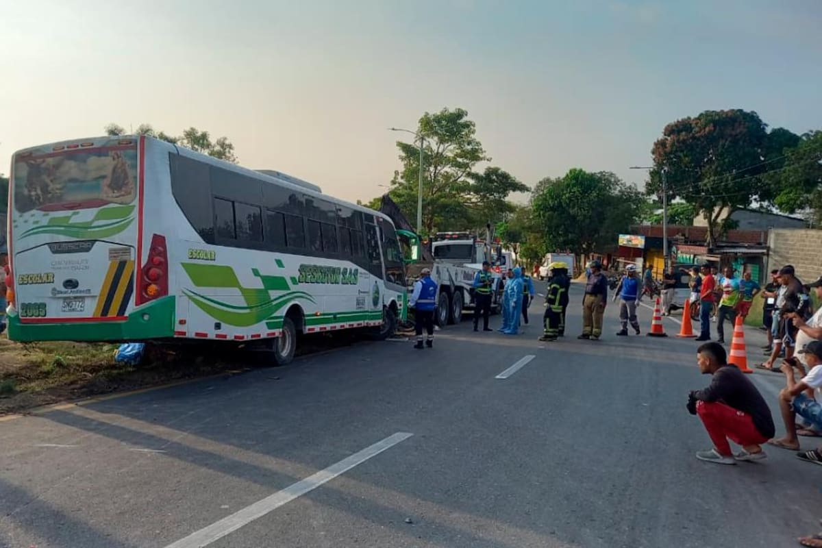 Fuerte accidente en Turbaco: mueren hombre y mujer arrastrados por buseta