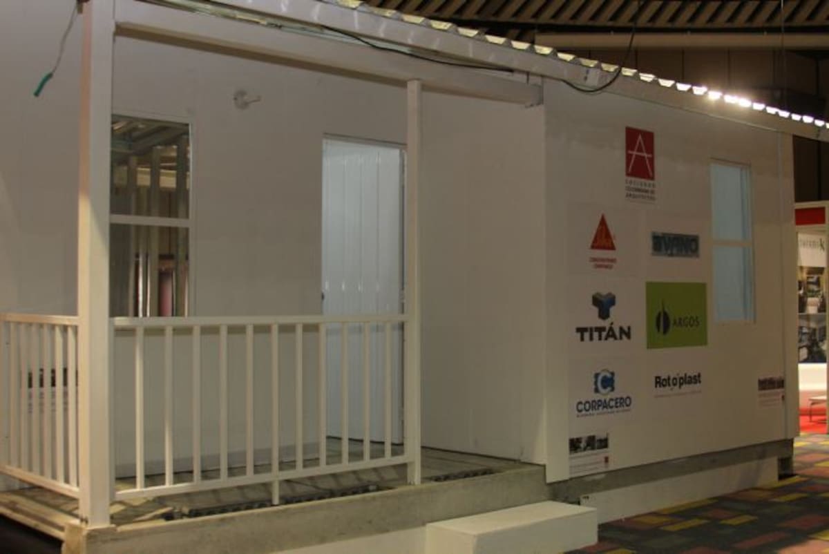 Las casas palafíticas para los damnificados del invierno se exponen en la muestra. Maruja Parra - El Universal.