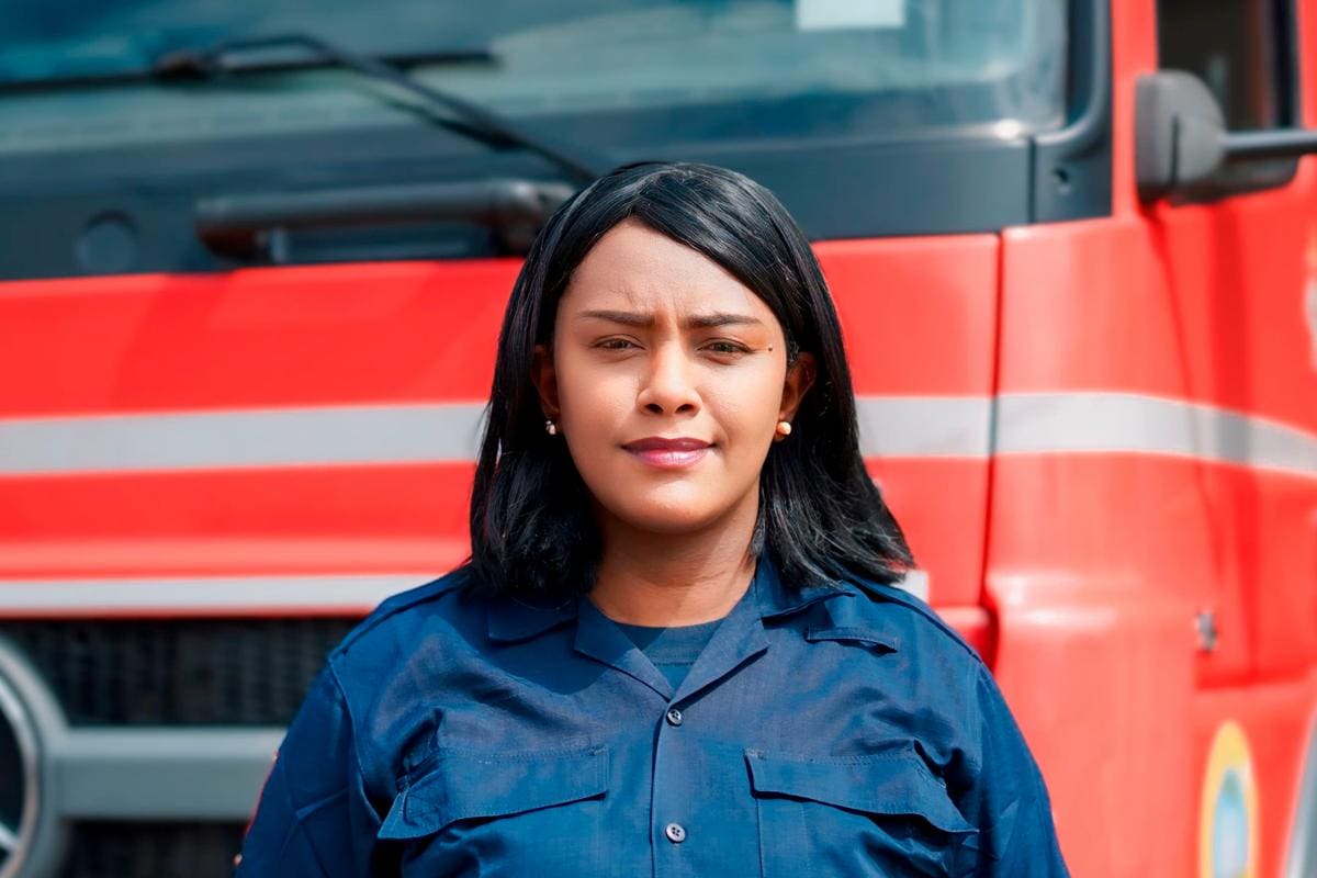 Ella es Karen Pérez, la segunda mujer bombero en Cartagena