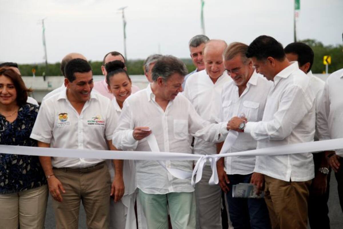 El presidente Juan Manuel Santos, en compañía de los gobernadores de Bolívar y Atlántico, así como de la alcaldesa (e) de Cartagena, inaugurando el ‘viaducto de la paz’. Aroldo Mestre