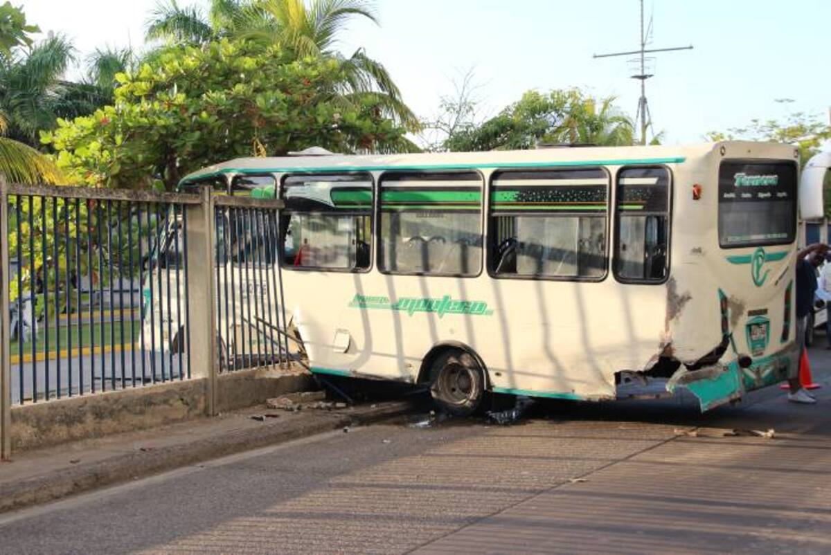 Las autoridades de Tránsito intentan establecer cuáles fueron las causas reales del accidente. ROSA MAZA