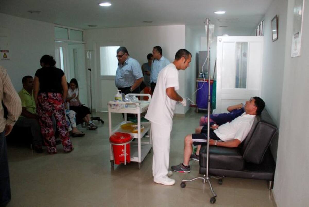 Pacientes y turistas han sido atendidos hasta en los pasillos, según denuncian.