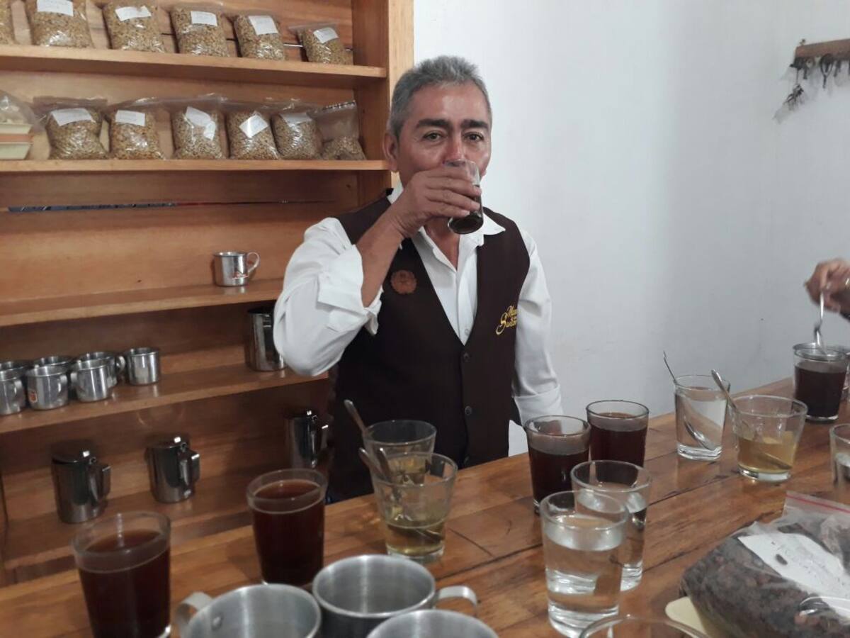 José Antonio Martínez Chía, un analista de calidad y cata del producto de la Hacienda El Roble, que desde hace 40 años se encarga de recibir a visitantes y les enseña el arte de “ver, oler y probar el mejor café del mundo”. Andrea Rodríguez.