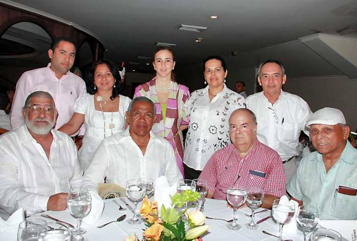 Aparecen durante el almuerzo ofrecido en el Teatro Adolfo Mejía, de pie: Dairo Turizo, Celina Jiménez, María Claudia Pá-ez, Diva Iglesias y Jorge Martínez: sentados: Rafael Vergara, Simón Martínez, Rodolfo Zambrano y Adolfo Pacheco.