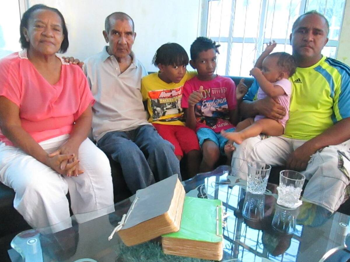 Con Lérida, su esposa; sus nietos y su hijo Álex. En la mesa, las biblias de sus discos.