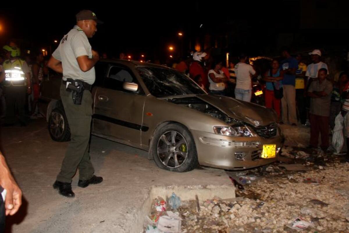 Policías persiguieron al hombre que arrolló a dos colegas con su carro y lo interceptaron y capturaron en Bazurto. Tiene antecedentes por varios delitos.