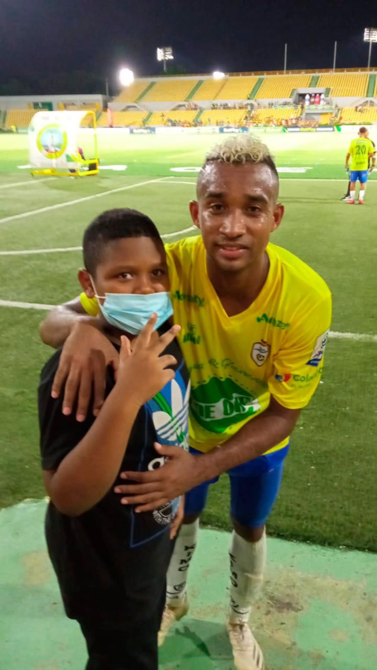Jhosue David Pájaro, junto a Juan José Salcedo, el goleador histórico de Real Cartagena. Al final, el niño eligió ser hincha de Junior. //Cortesía