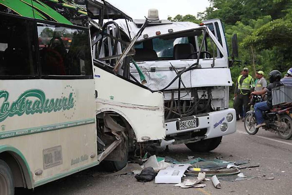 Algunos testigos advirtieron que la buseta que colisionó ayer en la Variante a Mamonal fue arrastrada por un tractocamión al menos 7 metros.