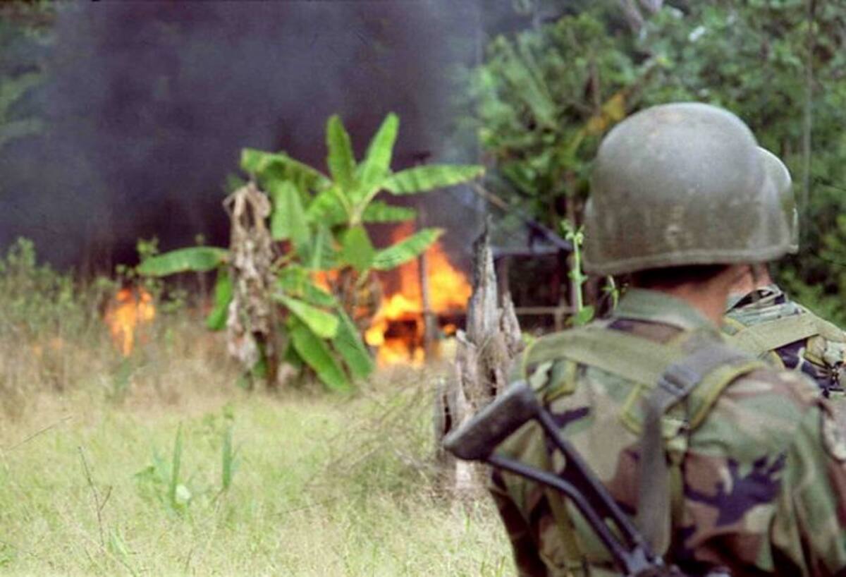 Los uniformados se apropiaron de una millonaria suma de dinero de una guaca oculta por las Farc, en Caquetá, durante 2003. COLPRENSA