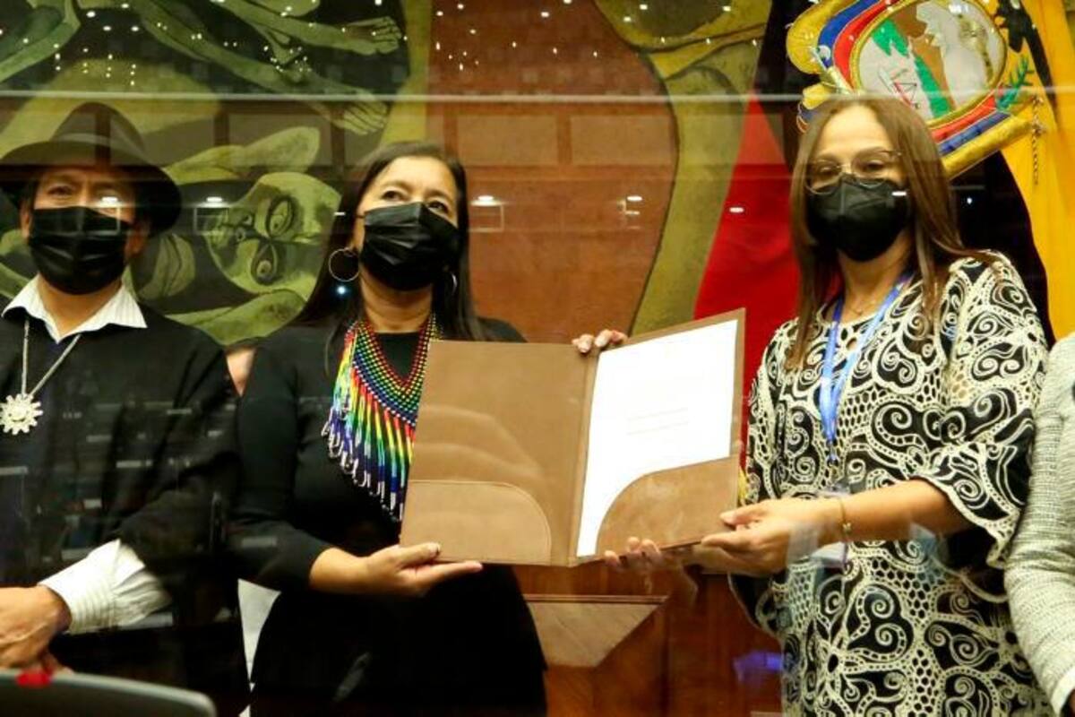Presidentes saliente y entrante felicitan a titular de Parlamento en Ecuador