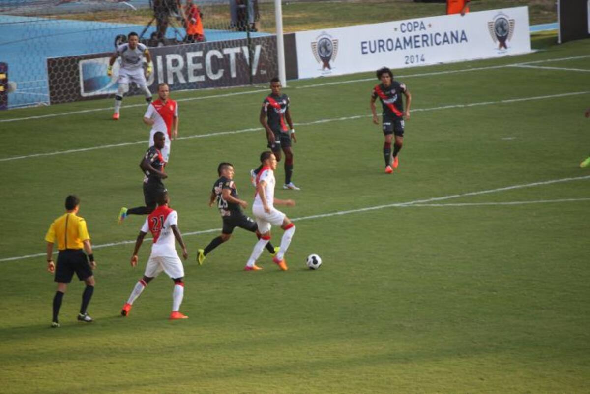 Lucas Ocampos, de Mónaco, en una de las jugadas del partido. Juan Sebastián Ortega - CORTESÍA