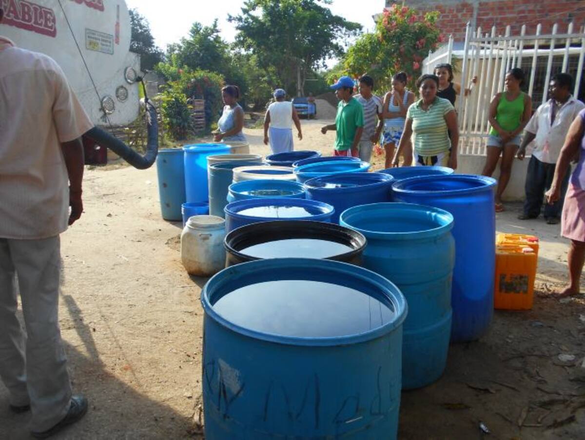 Los habitantes de Turbana deben esperar la llegada de carrotanques que suministra la Alcaldía o particulares para poder tener agua potable en sus viviendas y así utilizarla diariamente en sus quehaceres. Archivo.