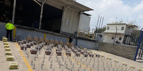 Video: incautan 750 botellas de licor de contrabando y 10 motores en Cartagena