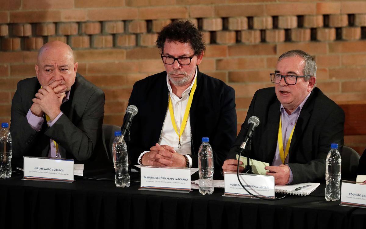 Antiguo Secretariado de las Farc Julián Gallo Cubillos, Pastor Lisandro Alape Lascarro y Rodrigo Londoño Echeverry.