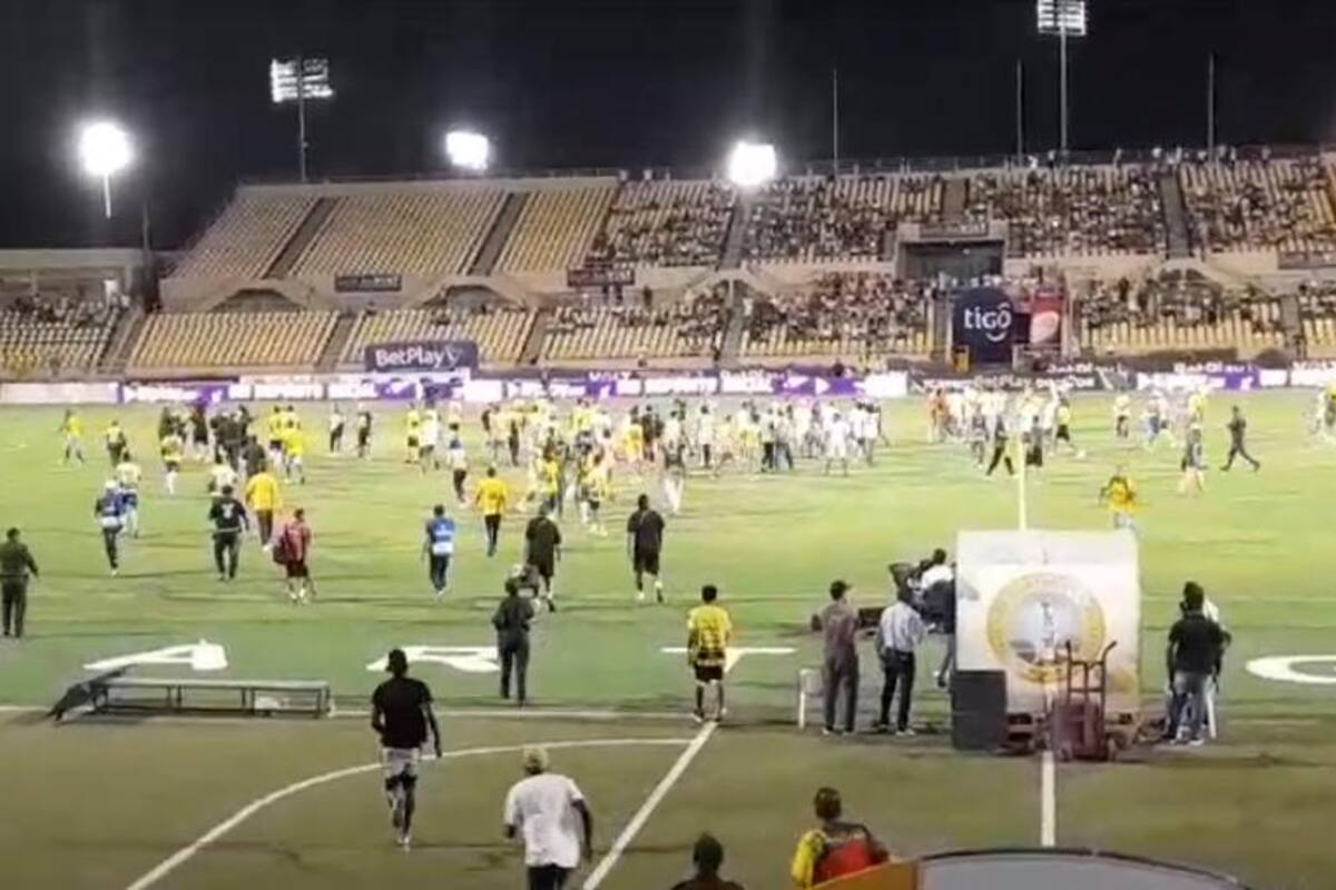 Hinchas invaden el campo a agredir a jugadores del Real Cartagena