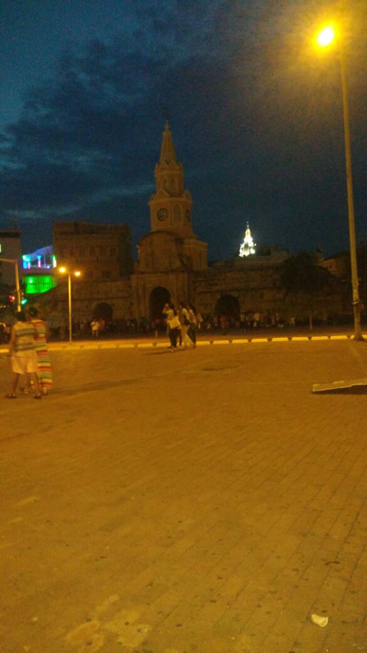 El servicio de la luz se fue casi a las 7 de la noche y regreso en menos de una hora.