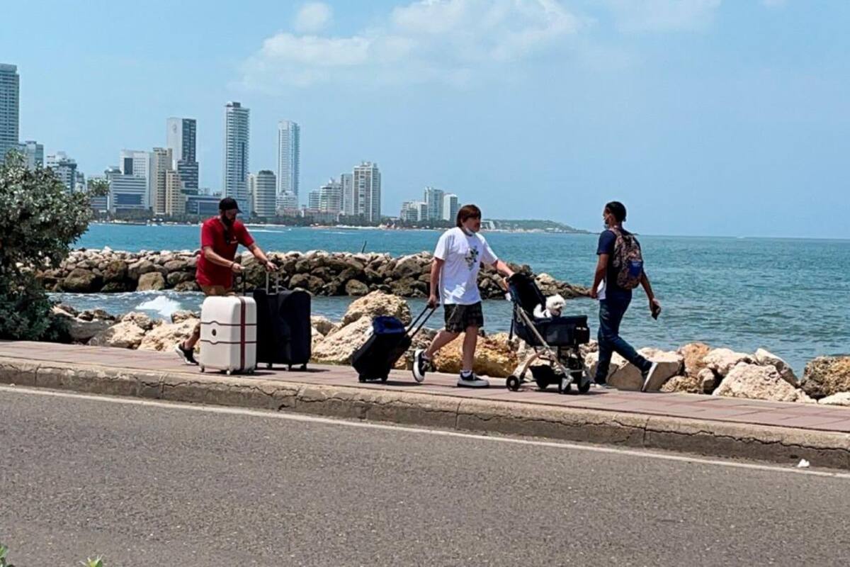 Turistas deben caminar hasta el aeropuerto por bloqueos de taxistas