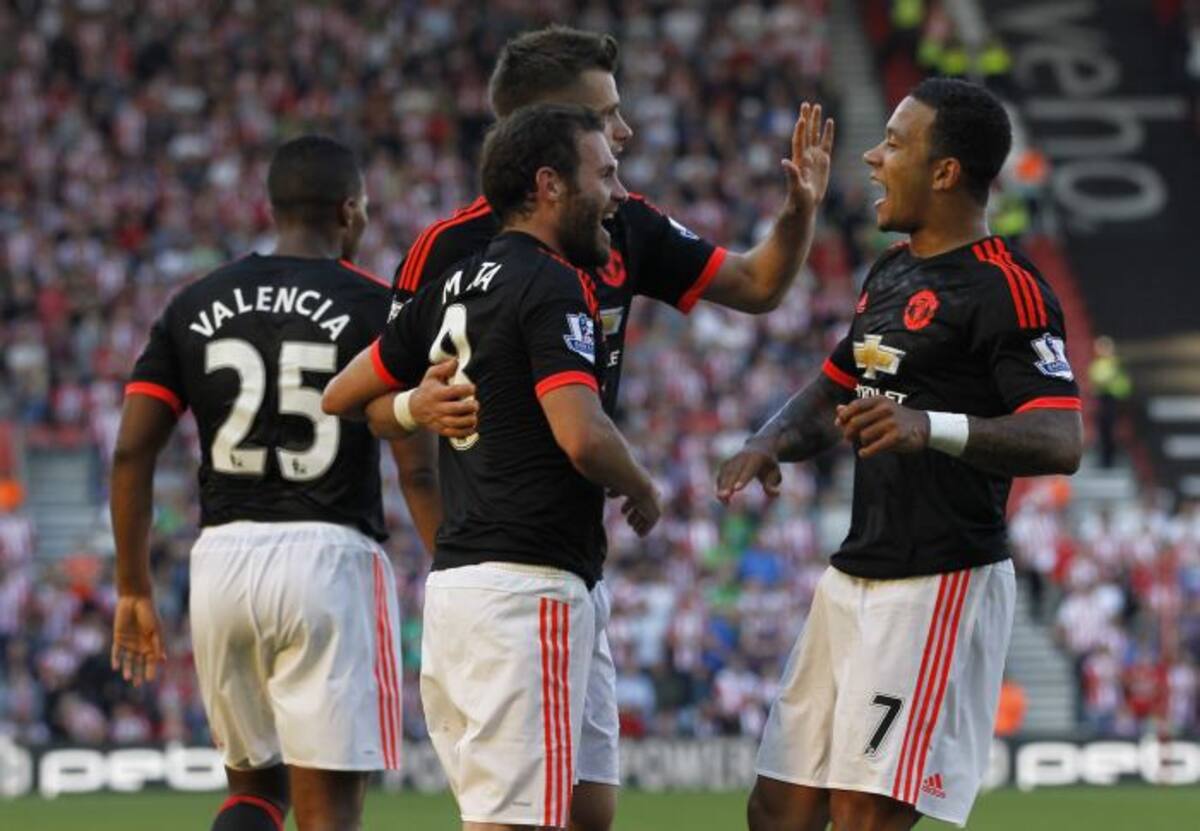 Manchester United ganó y sigue cerca de la punta. AFP IAN KINGTON