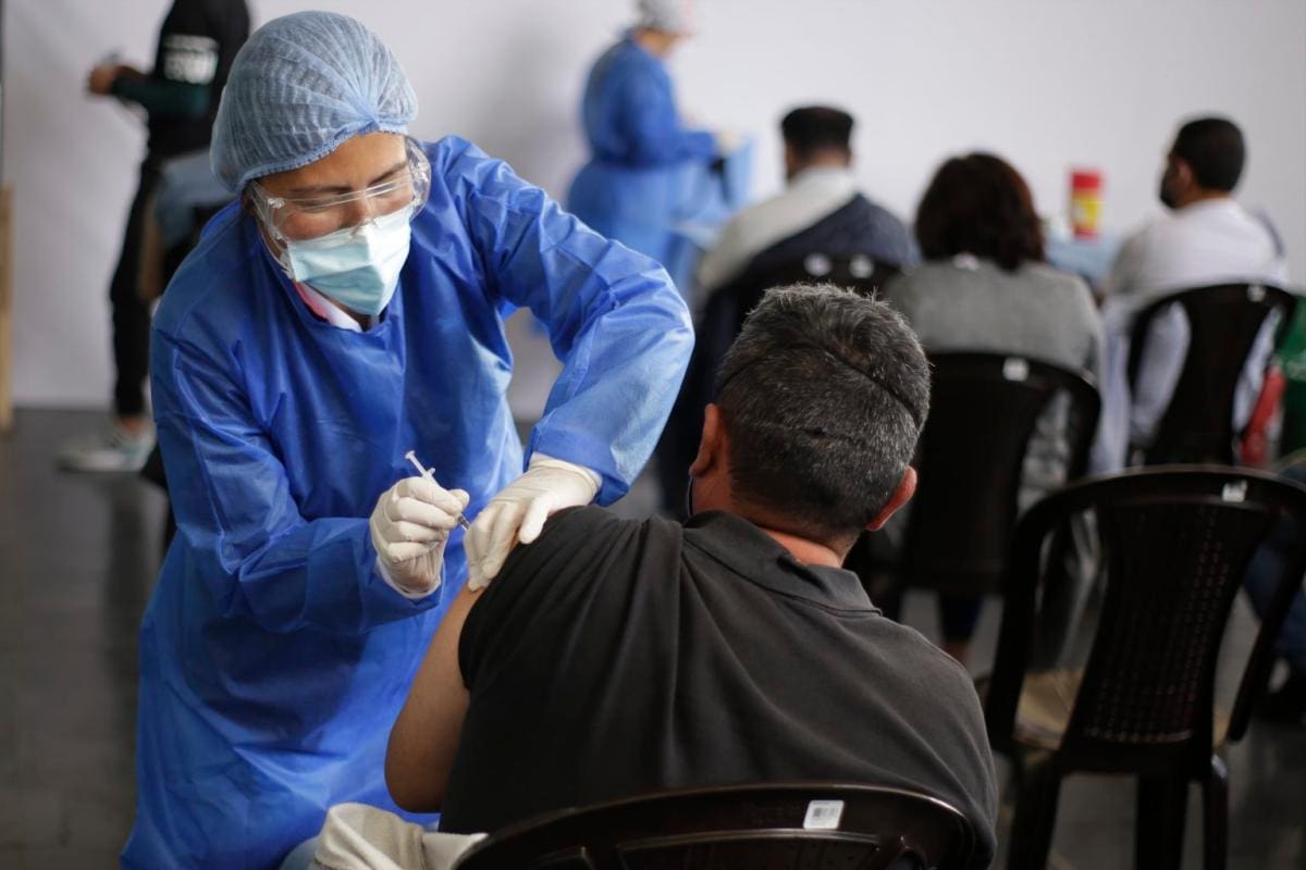 Vacunas COVID previenen la muerte por el virus en 79,4 % en adultos mayores