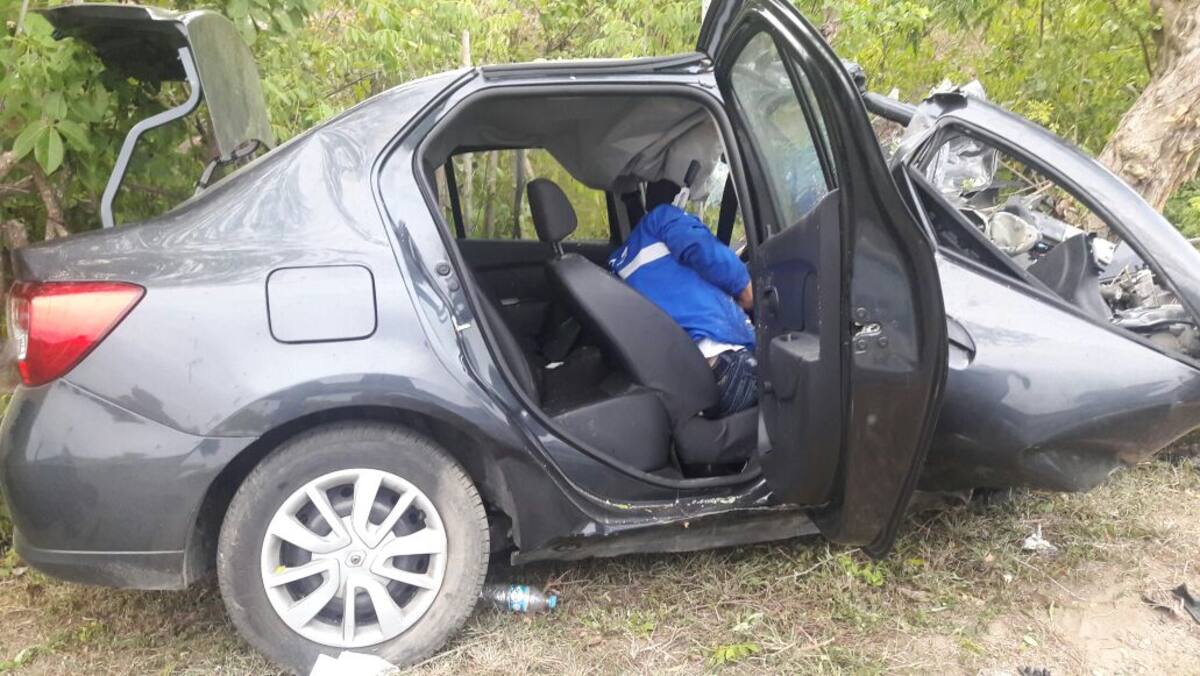 Según informan las autoridades, el conductor del vehículo Renault Logan de placas IRZ- 739, se quedó dormido y perdió el control del automóvil. Cortesia