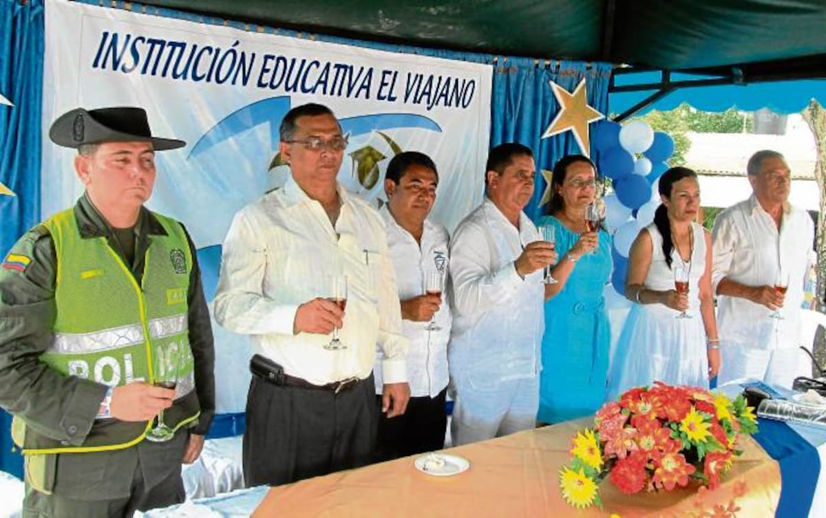 Comandante de policía, Eduardo Carrascal, los directivos Otoniel Fabra, Manuel Rojas, María Sierra, Lucy Ricardo y Daniel Bula.