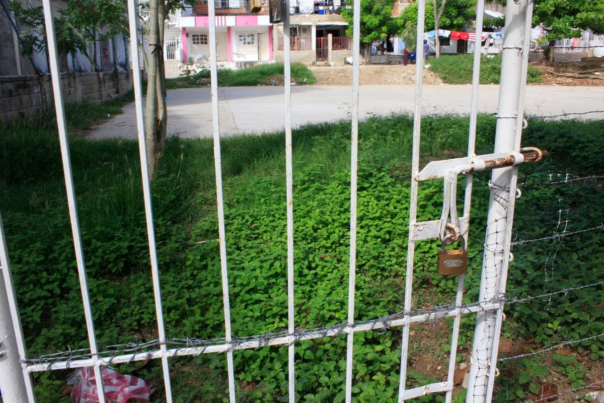 Usar las calles como parqueaderos también hace parte de los males de Nuevo Milenio.