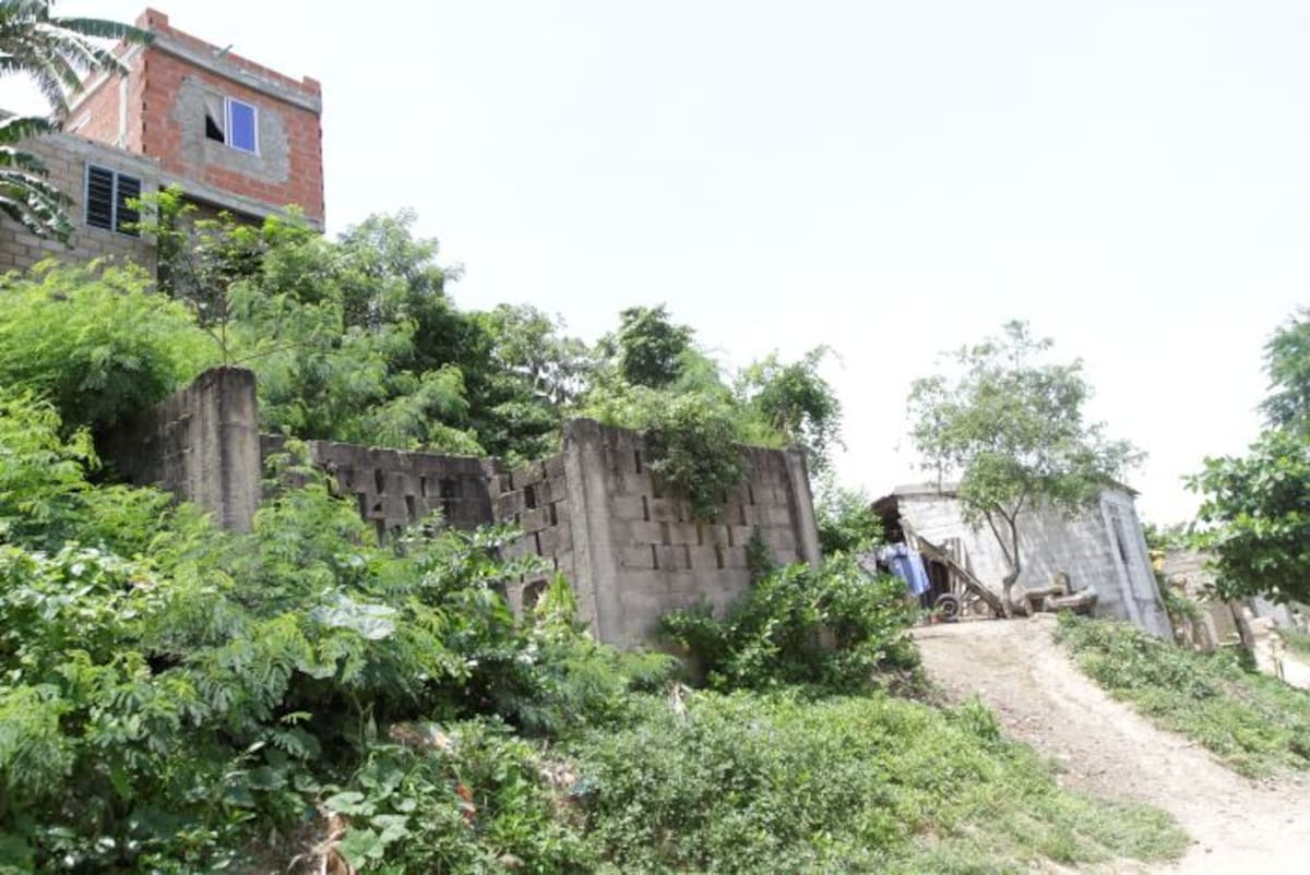 Algunas construcciones se han quedado a medias por temor a los deslizamientos. foto julio castaño